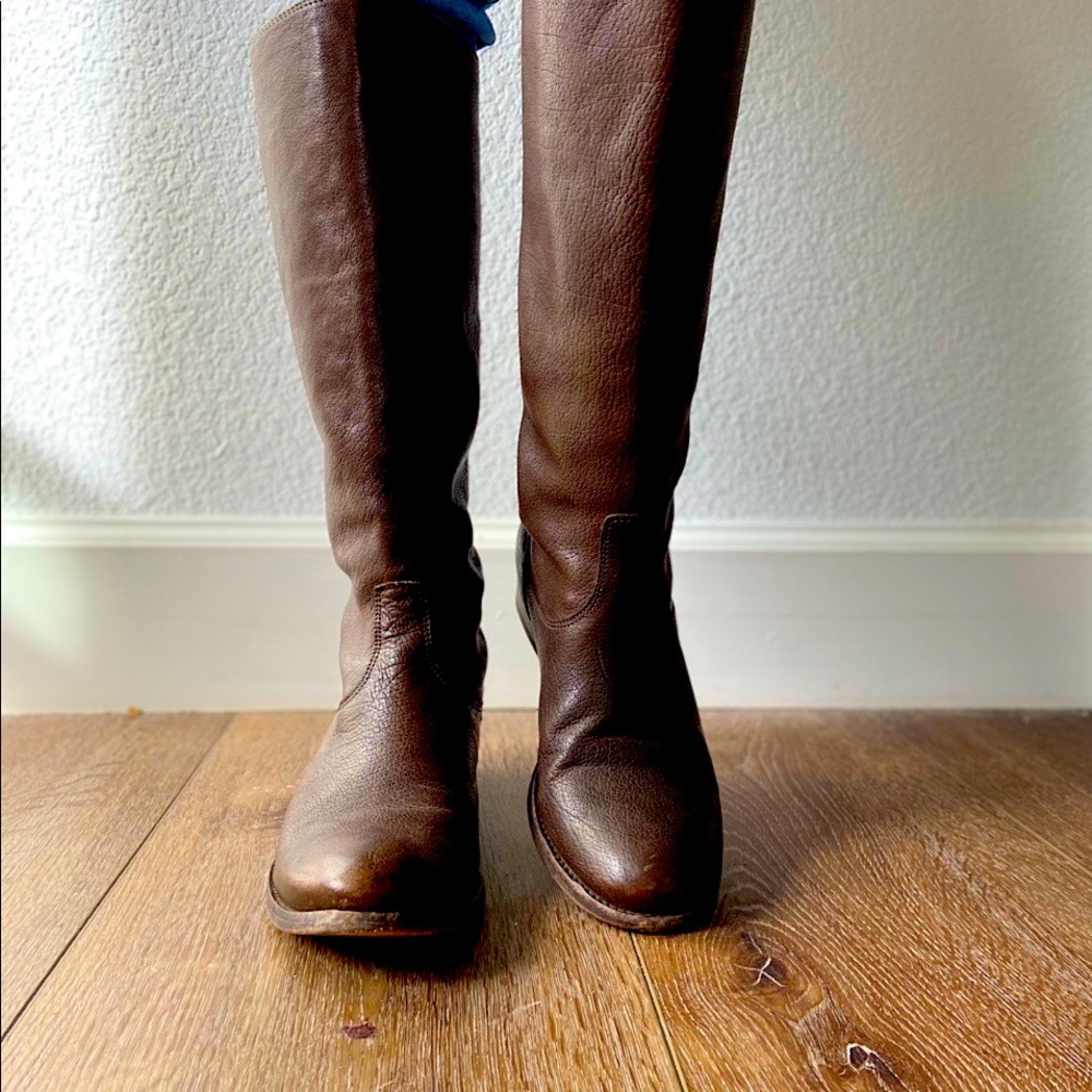 Brown Knee High Leather Frye Boots US Women’s 7-7.5 with back zippers and snaps